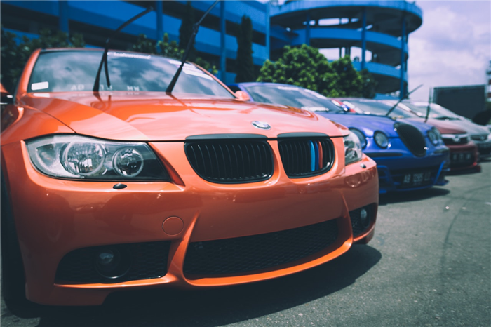 Bmw с красными фарами.
