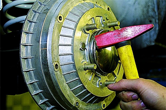 Как поменять задние тормозные колодки нива шевроле.