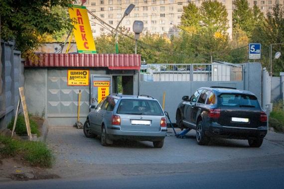 Сколько стоит переобуть резину в москве.