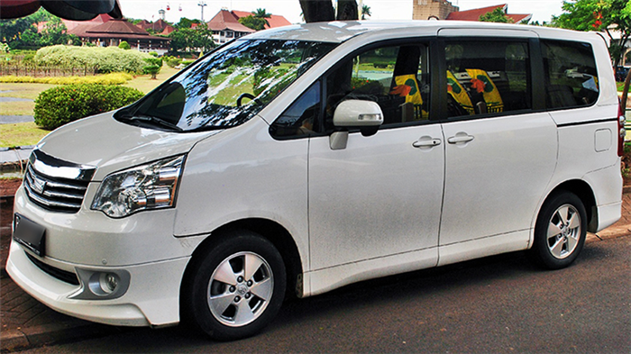 Сравнение toyota noah и voxy.
