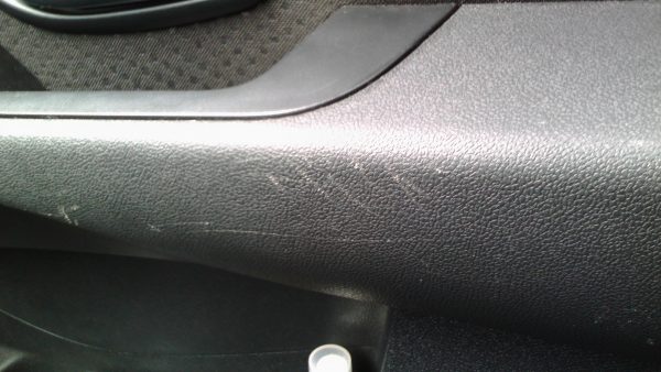 Удаление царапин на пластике в салоне автомобиля.