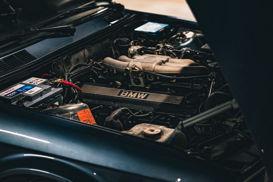 Двигатель BMW под капотом