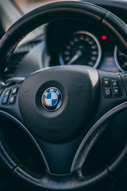 Салон BMW руль и приборная панель