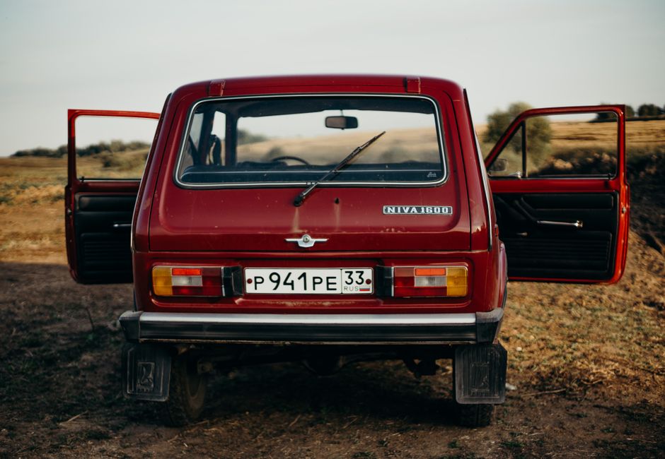 Lada Niva зелёного цвета на улице